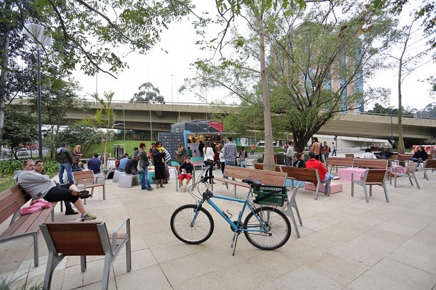 balada de um banco de jardim os azeitonas: bancos, árvores e bicicletários, é palco para muitos eventos balada de um banco de jardim os azeitonas: bancos, árvores e bicicletários, é palco para muitos eventos