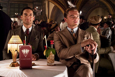 Tobey Maguire e Leonardo DiCaprio em cena de O grande Gatsby