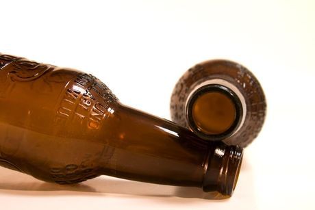 Por causa de que as pessoas começam a beber o alcoolismo