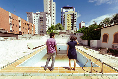 Atores diante de uma piscina em O Som Ao Redor