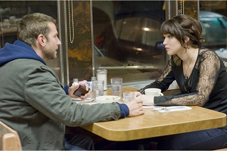 Bradley Cooper e Jennifer Lawrence discutem à mesa em O Lado Bom Da Vida