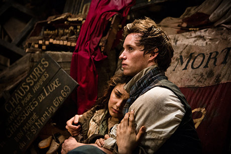 Samantha Barks e Eddie Redmayne em cena de Os Miseráveis