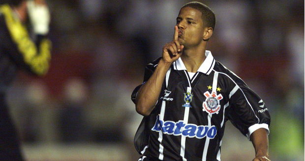 Marcelinho volta a anotar de falta e levanta a torcida em Itaquera