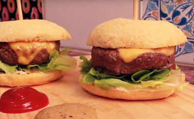 Aprenda a fazer um inusitado e delicioso hambúrguer no pão de queijo