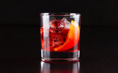 Receita de drinks: aprenda a preparar um coquetel Negroni em casa