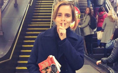Emma Watson esconde livros feministas em metrô de Londres