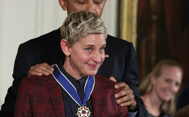Barack Obama entrega medalha de honra civil a Ellen DeGeneres, Tom Hanks e outros famosos