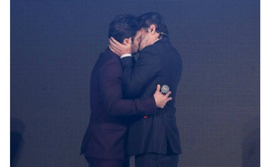 Marcelo Serrado e Marcos Veras se beijam em protesto contra homofobia 