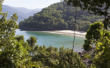 10 praias (quase) desertas próximas a SP para aproveitar nesse verão