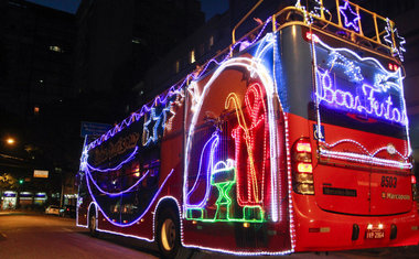 Ônibus iluminados circulam pelas ruas de São Paulo em comemoração ao Natal