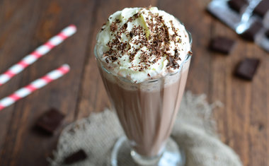 Aprenda a fazer um milk-shake de chocotone em menos de um minuto