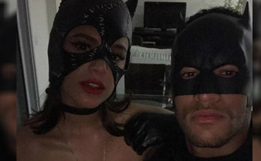 Com fantasias combinando, Neymar posta foto com Bruna Marquezine 