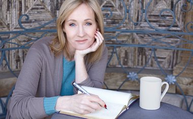 J. K. Rowling revela no Twitter que está escrevendo dois novos livros 