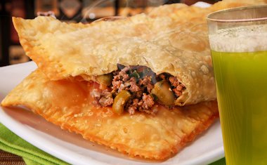 pastel_de_carne_acompanhado_de_caldo_de_cana.jpg