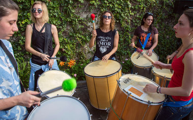 Bloco com bateria formada apenas por mulheres participa do Carnaval de rua de SP em 2017