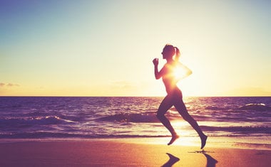 5 exercícios funcionais para fazer na areia da praia (e ficar em forma mesmo de férias)