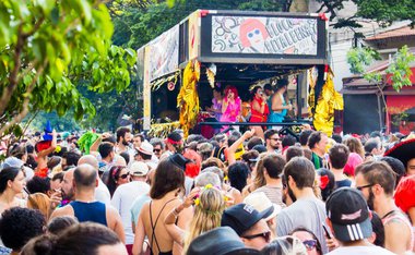 Festa gratuita reúne seis blocos de Carnaval de rua na região central de São Paulo