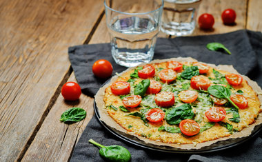 Aprenda a fazer uma deliciosa pizza com massa de couve-flor