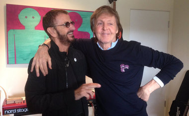 Paul McCartney e Ringo Starr compartilham foto no estúdio 