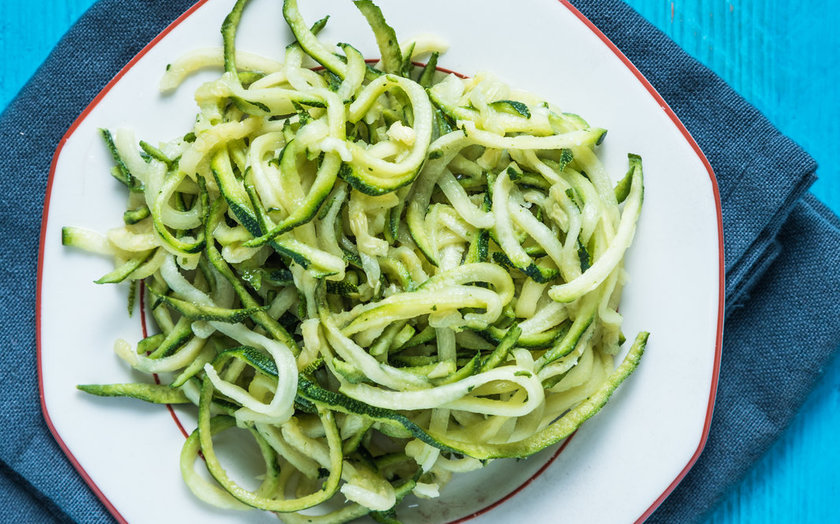 MACARRÃO DE ABOBRINHA COM PESTO DE CACAU