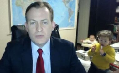 Fofo! Filhos interrompem entrevista ao vivo de professor na BBC 