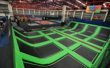 Shopping de SP recebe parque de Trampolim gigante para adultos e crianças