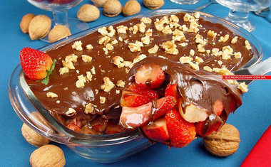 Com morango, chocolate ou leite ninho, aprenda 6 receitas de escondidinho doce