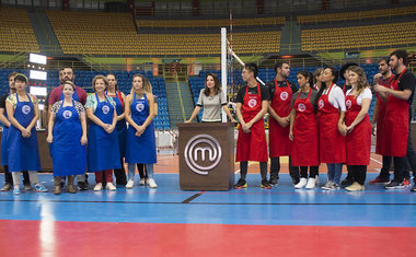 MasterChef Brasil: competidores cozinham para 200 convidados e Natália é eliminada