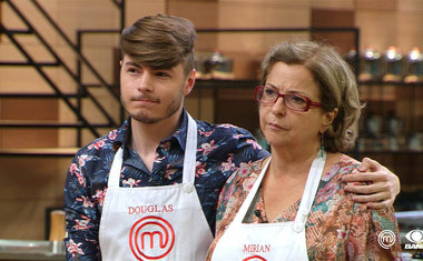 Em episódio emocionante, Douglas é eliminado do MasterChef Brasil