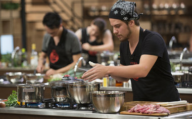 Vitor B. volta à cozinha do Masterchef após repescagem marcada por "climão"  