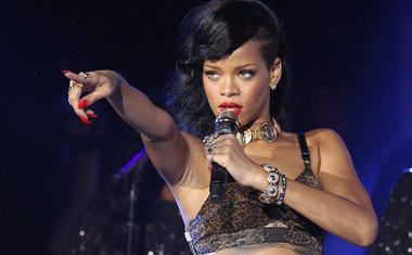 Rihanna anuncia linha de produtos de beleza