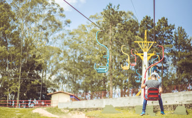 Esquiar e andar de teleférico em São Roque