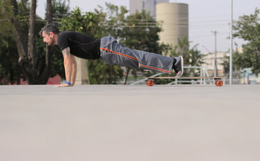 Vídeo: 3 tipos de abdominais para fazer com o skate