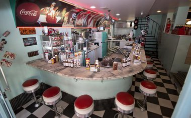 6 bares e hamburguerias com temática rock em SP