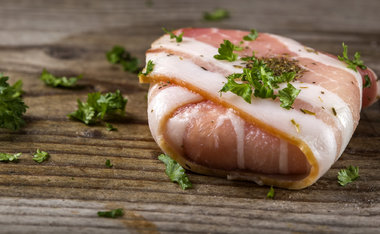 Queijo quente enrolado no bacon: aprenda a fazer essa delícia em casa