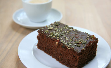 BOLO DE CHOCOLATE COM PISTACHE