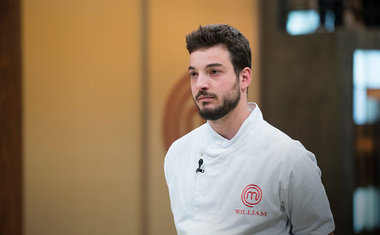 William serve camarão sujo e é eliminado do MasterChef Profissionais