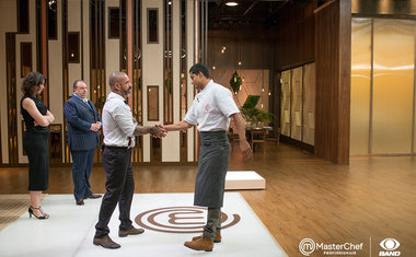 Guilherme prepara fígado cru e é eliminado do MasterChef Profissionais