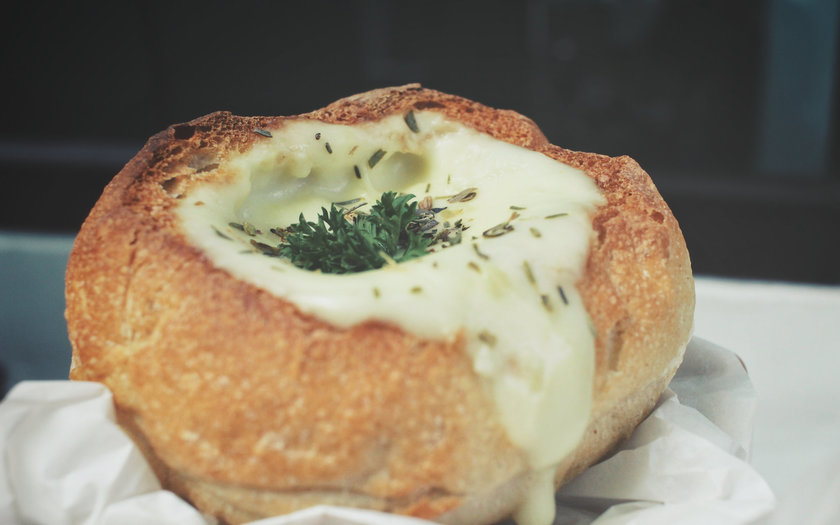 Caldo de Queijo Cremoso no Pão Italiano