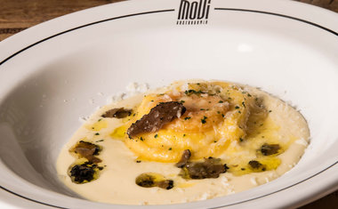 Ravioli de gema de ovo caipira na manteiga de trufa