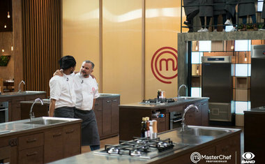 Clécio prepara torta doce demais e é eliminado do MasterChef Profissionais