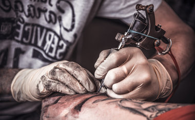 Estúdio promove campanha para tatuar gratuitamente pessoas com histórias inspiradoras de superação; confira! 