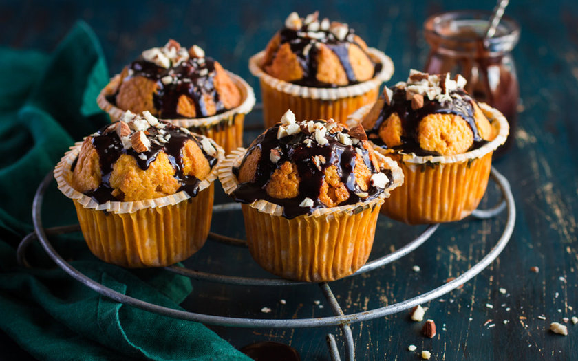 Cupcake de Cenoura e Calda de Chocolate Amargo