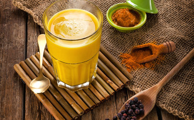 Aprenda a fazer Golden Milk, a bebida tendência que traz benefícios para a saúde
