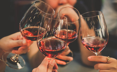 7 motivos para tomar uma taça de vinho por dia