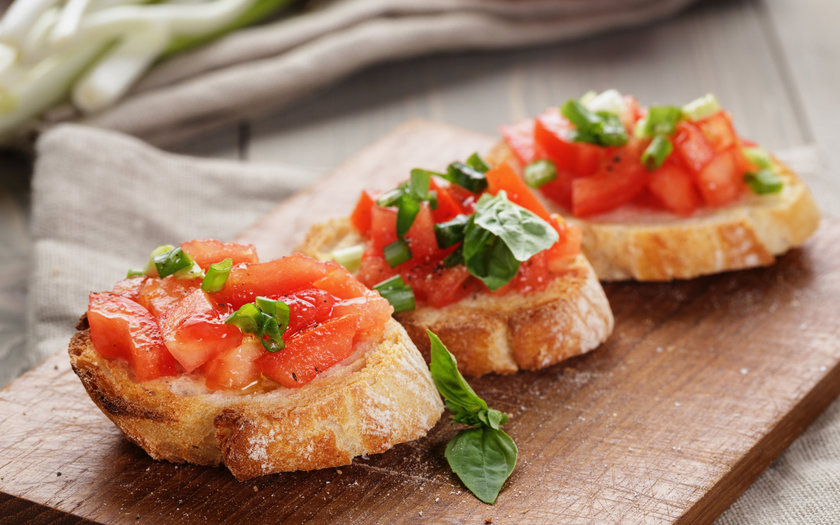 Bruschetta de tomate ao manjericão (clássica)