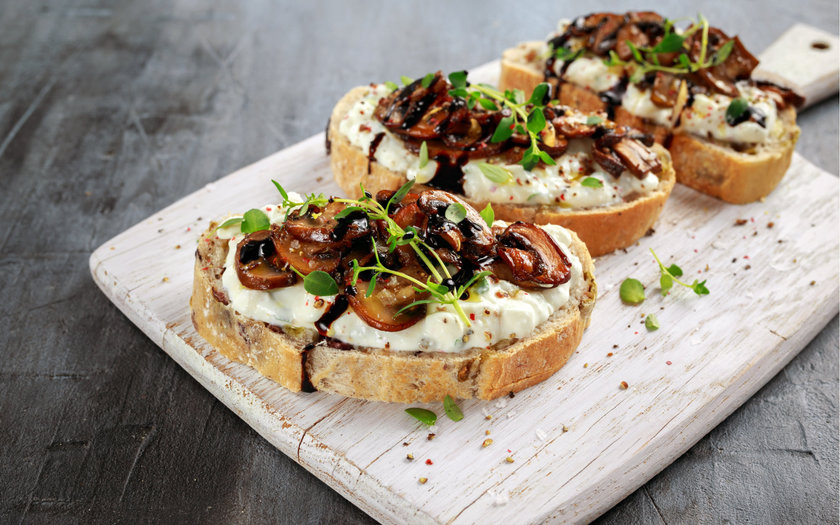 Bruschetta de cogumelos com ricota