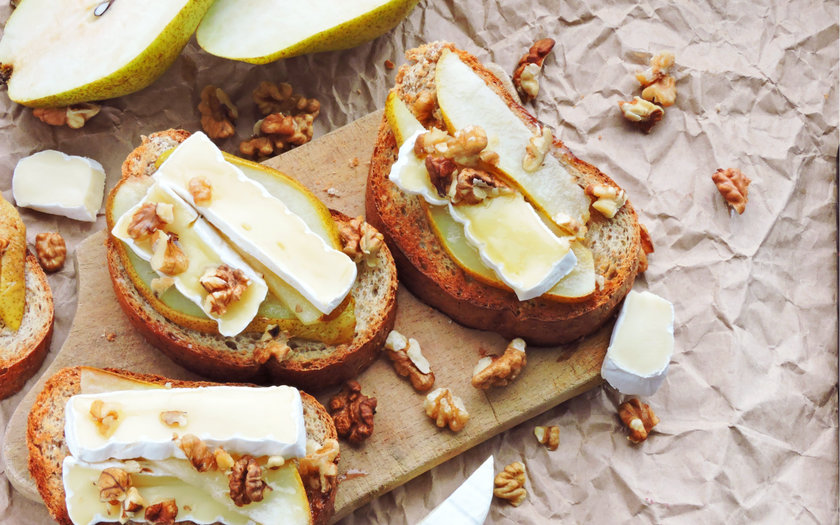 Bruschetta de brie com nozes e mel