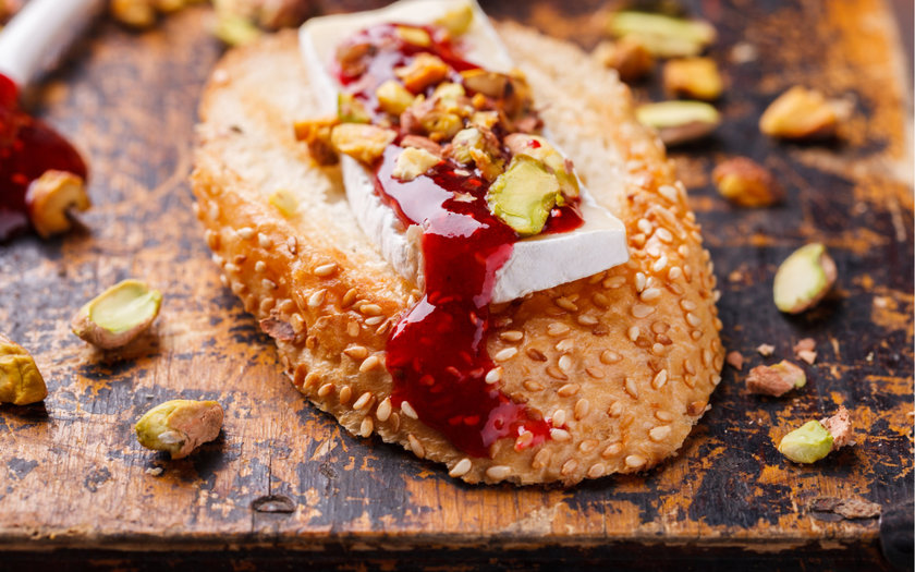 Bruschetta de brie com geleia de damasco