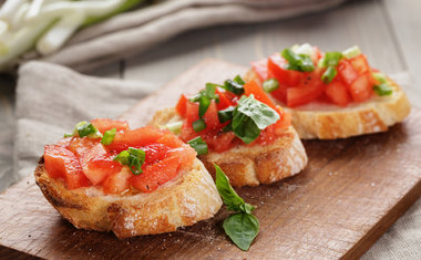 Bruschetta de tomate ao manjericão (clássica)